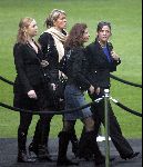 Amsterdam 27 september 2004
Afscheid Andre Hazes in de Amsterdam Arena
Bartina Koeman met Debbie koeman en barbara Barend met vriendin