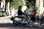 Amsterdam 8 september 2004
Barry Hay op scooter zonder helm op cornelis Schuytstraat