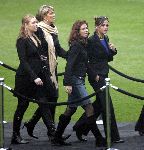 Amsterdam 27 september 2004
Afscheid Andre Hazes in de Amsterdam Arena
Bartina Koeman met Debbie Koeman en barbara Barend met vriendin