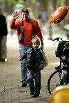 Amstelveen 24 september 2004
Martijn Krabbe  brengt Bickel naar school