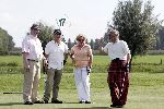 Elst 8 september 2004
Golftournooi voor het goede doel.
Mevr Kuiper en rechts kunstenaar Briels