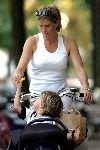 Amsterdam 10 september 2004
Danielle Overgaag met Tijmen . Met geel armbandje voor kankerbestrijding.