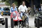 Amsterdam 18 september 2004
Reinout Oerlemans met Danielle Overgaag en Tijmen en Fiene op de fiets