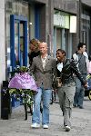 Amsterdam 18 september 2004
Tjeerd Oosterhuis en Edsilia Rombley op weg naar Trijntje Oosterhuis na bevalling van zoon met grote bos bloemen