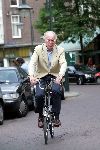 Amsterdam 11 september 2004
Fred Oster op fiets in de cornelis schuytstraat