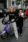 Amsterdam 6 september 2004
Modeshow Frans Molenaar in het Amstel Hotel.
Herma Krabbe met zoon Jacob op scooter
