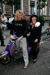 Amsterdam 6 september 2004
Modeshow Frans Molenaar in het Amstel Hotel.
Herma Krabbe met zoon Jacob op scooter