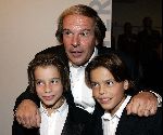 Utrecht 24 september 2004
Premiere Alice in glamourland.
Ivo Niehe met zoons