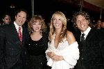 Utrecht 24 september 2004
Premiere Alice in glamourland.
Linda de Mol met vriend Sander Vahle en Joan Collins met vriend