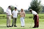 Elst 8 september 2004
Golftournooi voor het goede doel.
Mevr Kuiper en rechts kunstenaar Clemens Briels