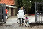 Bussum 20 september 2004
Linda de Mol en Sander Vahle brengen Julian en Noah naar school na hun wereldreis.