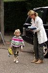 Bussum 20 september 2004
Linda de Mol en Sander Vahle brengen Julian en Noah naar school na hun wereldreis.