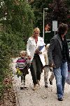 Bussum 20 september 2004
Linda de Mol en Sander Vahle brengen Julian en Noah naar school na hun wereldreis.