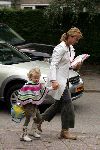 Bussum 20 september 2004
Linda de Mol en Sander Vahle brengen Julian en Noah naar school na hun wereldreis.