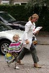 Bussum 20 september 2004
Linda de Mol en Sander Vahle brengen Julian en Noah naar school na hun wereldreis.