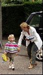 Bussum 20 september 2004
Linda de Mol en Sander Vahle brengen Julian en Noah naar school na hun wereldreis.