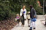 Bussum 20 september 2004
Linda de Mol en Sander Vahle brengen Julian en Noah naar school na hun wereldreis.