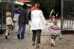 Bussum 20 september 2004
Linda de Mol en Sander Vahle brengen Julian en Noah naar school na hun wereldreis.