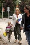 Bussum 20 september 2004
Linda de Mol en Sander Vahle brengen Julian en Noah naar school na hun wereldreis.