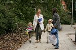 Bussum 20 september 2004
Linda de Mol en Sander Vahle brengen Julian en Noah naar school na hun wereldreis.