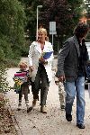 Bussum 20 september 2004
Linda de Mol en Sander Vahle brengen Julian en Noah naar school na hun wereldreis.