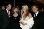 Utrecht 24 september 2004
Premiere Alice in glamourland.
Linda de Mol met vriend Sander Vahle en Joan Collins met vriend