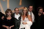 Utrecht 24 september 2004
Premiere Alice in glamourland
Linda de Mol met Chris Tates Joan Collins enAlain Levita