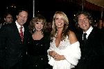Utrecht 24 september 2004
Premiere Alice in glamourland.
Linda de Mol met vriend Sander Vahle en Joan Collins met vriend