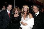Utrecht 24 september 2004
Premiere Alice in glamourland.
Linda de Mol met vriend Sander Vahle en Joan Collins met vriend