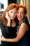 Amsterdam 6 september 2004
Modeshow Frans Molenaar in het Amstel Hotel.
Loes Luca en Liz Snoyink met gsm