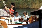 Koningin Beatrix varen met Mabel Wisse Smit Prins Friso Prins Constantijn  Prinses Laurentien Prinses Eloise en Prins Claus Cazimir
Groene Draeck
