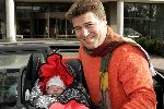 Amstelveen 24 september 2004
Martijn Krabbe verlaat het ziekenhuis met zijn dochter Michelle