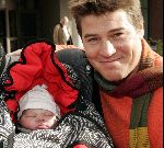 Amstelveen 24 september 2004
Martijn Krabbe verlaat het ziekenhuis met zijn dochter Michelle