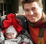 Amstelveen 24 september 2004
Martijn Krabbe verlaat het ziekenhuis met zijn dochter Michelle