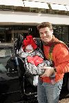 Amstelveen 24 september 2004
Martijn Krabbe verlaat het ziekenhuis met zijn dochter Michelle