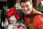 Amstelveen 24 september 2004
Martijn Krabbe verlaat het ziekenhuis met zijn dochter Michelle