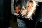 Amsterdam 21 september 2004
Presentatie wijnen Gordon in hotel Blakes.
Natasja Froger met tas met foto van kinderen