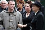 Vinkeveen 28 september 2004
Rachel Hazes en familie vertrekken bij hun huis op weg naar creamtorium Westgaarde.Nathalie Hazes met man