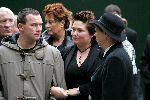 Vinkeveen 28 september 2004
Rachel Hazes en familie vertrekken bij hun huis op weg naar creamtorium Westgaarde.Nathalie Hazes met man