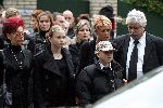 Vinkeveen 28 september 2004
Rachel Hazes en familie vertrekken bij hun huis op weg naar creamtorium Westgaarde. Rachel met ouders