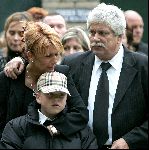 Vinkeveen 28 september 2004
Rachel Hazes en familie vertrekken bij hun huis op weg naar creamtorium Westgaarde. Rachel met ouders