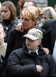 Vinkeveen 28 september 2004
Rachel Hazes en familie vertrekken bij hun huis op weg naar creamtorium Westgaarde. Rachel met ouders