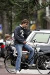 Amsterdam 18 september 2004
Reinout Oerlemans met Tijmen op fiets en gsm