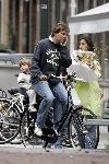 Amsterdam 18 september 2004
Reinout Oerlemans met Tijmen op fiets en gsm