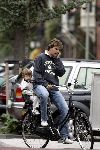 Amsterdam 18 september 2004
Reinout Oerlemans met Tijmen op fiets en gsm