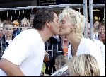 Zaandam 19 september 2004
Dam tot Dam Loop. Rene Froger met Natasja en Didier en Maxim. kussend