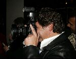 Amsterdam 21 september 2004
Presentatie wijnen Gordon in hotel Blakes.
 Rene Froger met digitale fotocamera