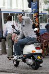 Amsterdam 17 september 2004
Rodrigo Otazu op scooter met gsm en hoofddoek