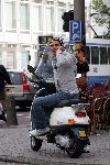 Amsterdam 17 september 2004
Rodrigo Otazu op scooter met gsm en hoofddoek