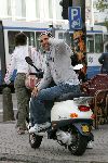 Amsterdam 17 september 2004
Rodrigo Otazu op scooter met gsm en hoofddoek